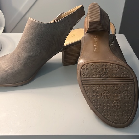 Gray open toe, heeled, sandals - Picture 4 of 4